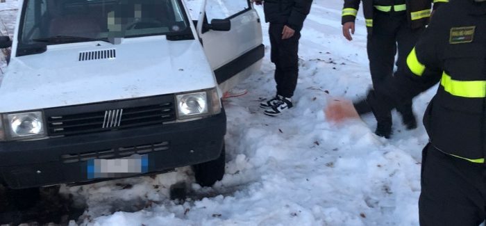 Disavventura, fortunatamente a lieto fine, per due giovani della provincia di Crotone Erano partiti questa mattina a bordo di una Fiat Panda per raggiungere la Sila ma, lungo la strada, rimanevano bloccati con la macchina in panne