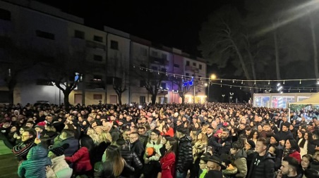 Grande successo a Cittanova per il Capodanno in piazza: un giorno indimenticabile Un sorriso sul nuovo anno che vale come buon auspicio per per il futuro. Il grande concerto di Cosimo Papandrea ha coinvolto migliaia di persone, trasformando piazza Calvario nel teatro di una festa popolare memorabile. Il giusto coronamento di un percorso iniziato ad inizio di dicembre e culminato proprio con l’evento del primo gennaio