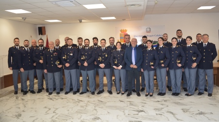 Il Questore di Reggio Calabria incontra gli Ispettori della Polizia di Stato neo assegnati Durante l’incontro, sono stati illustrati i principali obiettivi operativi che la Questura si pone per il futuro, in particolare la lotta contro la criminalità organizzata