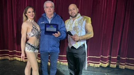 Clemente Corvo premiato a Cosenza per il suo impegno nella valorizzazione del circo italiano L'evento, tenutosi negli spazi antistanti il Centro Commerciale di Zumpano, ha visto un pubblico entusiasta applaudire uno show straordinario, caratterizzato da oltre 100.000 litri di acqua danzante, acrobati, giocolieri e clown, tutto senza l'uso di animali, confermando l'evoluzione etica dell'arte circense