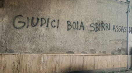 Scritte oltraggiose contro le Forze dell’Ordine e i magistrati a Lamezia Terme Il Nuovo Sindacato Carabinieri di Catanzaro: “Pericoloso e preoccupante risentimento contro chi rappresenta lo Stato” 