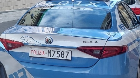 Diversi arresti della Polizia nel Reggino, tra questi una donna beccata che passeggiava in strada avendo gli arresti domiciliari In un altro caso un uomo, subito allontanato dall’abitazione della vittima, è stato arrestato per la violazione del provvedimento e l’Autorità Giudiziaria competente ha disposto nei suoi confronti l’aggravamento della misura a cui era già sottoposto con l’applicazione del braccialetto elettronico