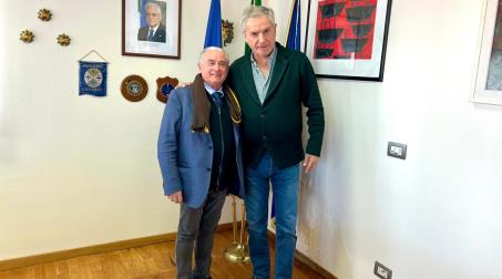 Il sindaco di Rosarno, Pasquale Cutrì, ha fatto visita al presidente dell’Autorità di Sistema portuale dei mari Tirreno meridionale e Ionio, Andrea Agostinelli In un clima di piena sinergia istituzionale, il presidente Andrea Agostinelli ha illustrato le caratteristiche infrastrutturali del porto, primo porto di transhipment d’Italia, in costante crescita dei traffici portuali da sei anni consecutivi