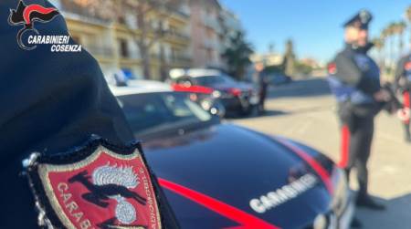 Il Fatto in Calabria. Sorpreso con tre smartphone e della sostanza stupefacente:  arrestato un Assistente Capo della Polizia Penitenziaria I fatti si sono svolti nella prima mattina di ieri, quando l’operatore della Polizia Penitenziaria era in procinto di raggiungere la struttura carceraria, dove avrebbe dovuto espletare le proprie mansioni di vigilanza sulla condotta dei detenuti