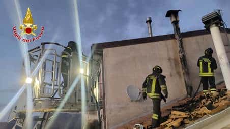 A fuoco una canna fumaria in Calabria che incendia un tetto, i Vigili del fuoco intervenuto hanno evitato il peggio Non si registrano feriti. Sul posto anche Carabinieri e Polizia Locale