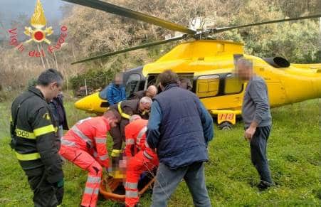 Scivola tra i boschi in Calabria durante un’escursione riportando delle fratture, soccorso dai Vigili del fuoco Il malcapitato contattava un familiare che subito ha allertato i soccorsi, trasportato poi in elisoccorso