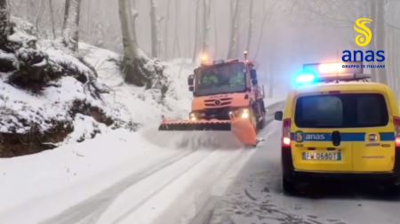 Prosegue il lavoro del personale e dei mezzi spargisale e spazzaneve di Anas tra i Comuni di Mongiana e Nardodipace  interventi sulla NSA 572  di Monte Cucco e Monte Pecoraro.  Anas ricorda l'obbligo di utilizzo delle dotazioni invernali