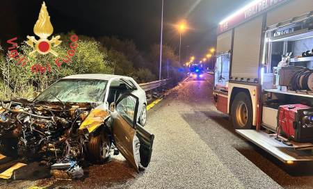 Due tremendi incidenti stradali in Calabria, in uno scontro frontale coinvolta un’intera famiglia con un bambino, un ferito grave. FOTO In un altro incidente, il conducente dell'autovettura ha perso il controllo ed è andato ad impattare contro il guardrail