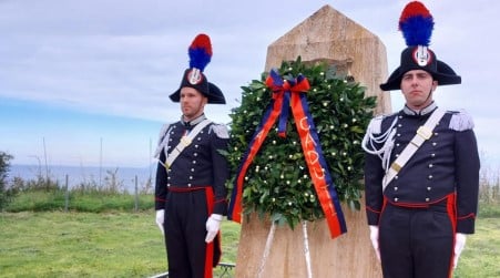 L’Arma dei Carabinieri ha ricordato il sacrificio dei militari Fava e Garofalo caduti in agguato 31 anni fa Le successive indagini consentirono di ricondurre l’agguato a una strategia criminale, propria delle cosche di ‘ndrangheta calabrese e di mafia siciliana, che negli anni ’90 fu particolarmente aggressiva nei confronti delle Istituzioni e dei loro rappresentanti