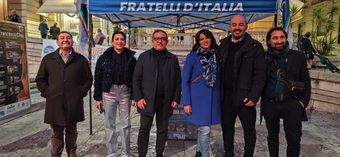 Grande adesione dei cittadini alla raccolta firme a sostegno delle forze dell’ordine Così come in tutta Italia, anche a Reggio Calabria l'iniziativa voluta da Fratelli d'Italia