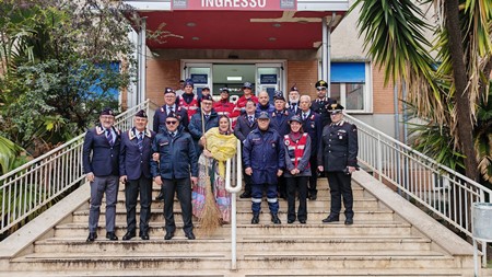 Polistena, carabinieri in servizio e in pensione all’Ospedale per i bambini ricoverati L'iniziativa, trascorsa fra camici, divise e travestimenti natalizi, è stata organizzata per regalare un sorriso e una pausa di felicità ai piccoli ricoverati, al termine di questo periodo natalizio