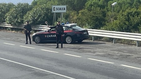 Tentato omicidio aggravato, arrestato un 36enne in Calabria, aveva accoltellato un uomo per aver registrato un video in un ristorante Giunti sul posto hanno constatato che quest’ultimo, un 49enne di origini siciliane, presentava un’evidente ferita d’arma da taglio nella zona toracico addominale sinistra, poco sotto al cuore