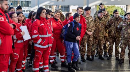 Capodanno 2025: Grande supporto della Croce Rossa Italiana al concerto RAI “L’Anno che Verrà” Durante il briefing finale con i militari, Passarelli ha voluto elogiare, personalmente, l’impegno profuso da tutti, sottolineando la qualità del lavoro svolto sia nella fase di preparazione che nelle operazioni successive all’evento