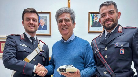 Uomo salvato dai carabinieri nel Reggino, l’emozionante ringraziamento L’uomo, rimasto ferito, è riuscito a chiamare i soccorsi, e il 112 ha prontamente allertato i Carabinieri della Stazione di Staiti. Nonostante le difficoltà logistiche e il terreno particolarmente accidentato, i militari sono intervenuti con rapidità e determinazione