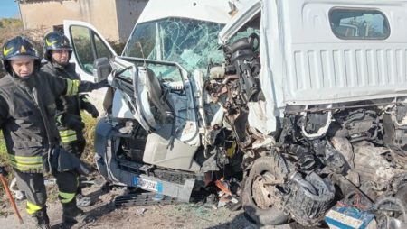 Gravissimo incidente in Calabria. Scontro tra un furgone e un mezzo per la raccolta dei rifiuti, due feriti er uno dei due, estratto dalle lamiere dai Vigili del fuoco, si è reso necessario l’intervento dell’elisoccorso