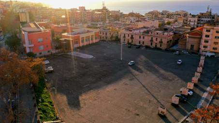 Falcomatà: “Piazza del Popolo torna al popolo. Sarà riqualificata ed utilizzata come grande spazio per la musica, l’arte, gli eventi, la cultura” L'analisi del primo cittadino illustrata in un post sui canali social: "Il mercato, con soli tre venditori regolari, non ha più motivo di esistere ed era un luogo di sporcizia, insicurezza, illegalità e disordine, oltre che un importante costo per la pulizia quotidiana della piazza"