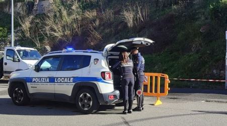 Rosarno, uomo di origine ghanese denunciato per uso di atto falso e patente di guida sequestrata Il conducente, un uomo di nazionalità ghanese, esibiva, oltre ai documenti del veicolo, un documento di guida internazionale