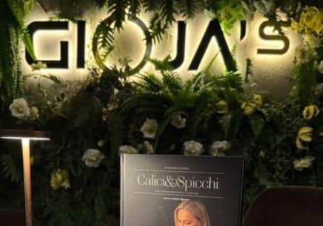 “Calici e Spicchi”, le pizze del Gioja’s in abbinamento ai vini selezionati da Antonella Amodio nella serata di presentazione del suo libro L’evento è stato organizzato da Rosella Ruggiero, vicepresidente di Saturnalia, associazione di promozione sociale che si occupa di riscoprire e valorizzare luoghi dall’alto valore culturale, tramite eventi e format innovativi